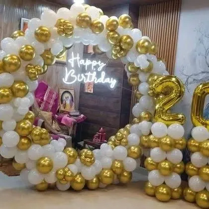 A classic white and gold balloon ring with a neon sign, perfect for an elegant 20th birthday celebration.