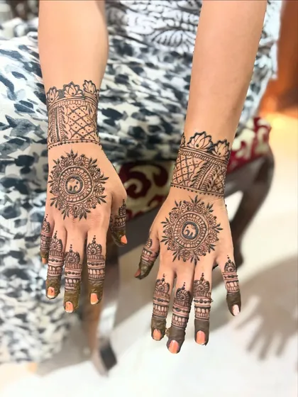 This classic mandala design features a small elephant motif at the center, a symbol of good luck. It's a beautiful and balanced choice for any celebration, from engagements to festivals.