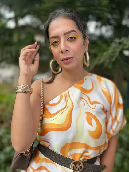 What is your favorite color liner? Here, I am wearing a bright yellow liner in the inner corner for a sunny and playful look, perfect for a daytime event or a brunch party.
