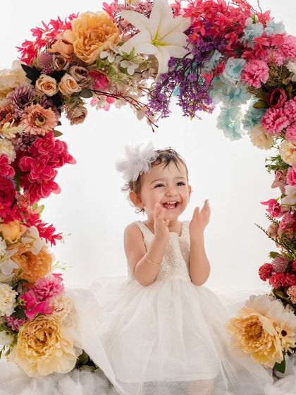Clapping her hands with glee, this baby girl is having a wonderful time in our dreamy, cloud-filled floral set.