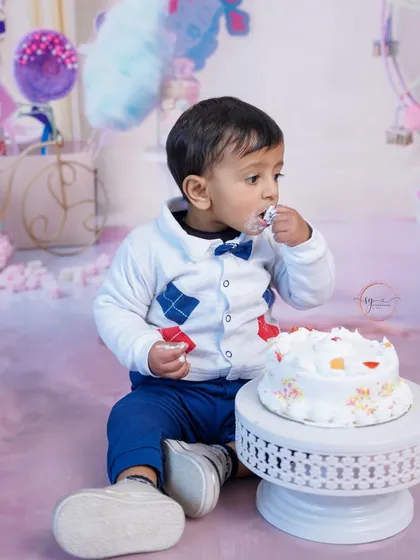 Taking a moment to savor the frosting. These are the small, funny details that make cake smash sessions so memorable.