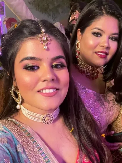 Nothing makes me happier than a selfie with a happy client! Here we are after creating her party glam look, featuring a golden-yellow shimmer on the eyes and a bright smile.