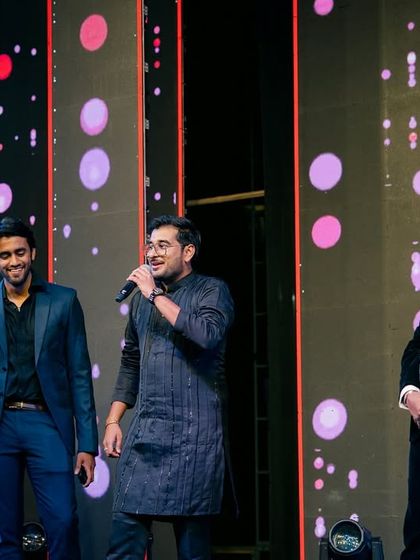 Capturing sweet, unscripted moments with the family on stage. These interactions are the heart and soul of a memorable sangeet celebration.