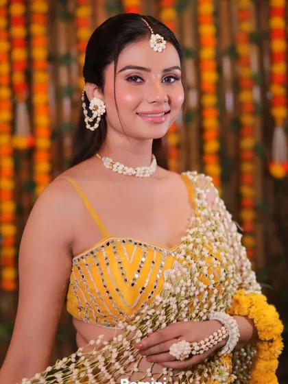 The smile says it all. This Haldi look is all about celebrating joy, with bright, fresh makeup and beautiful floral accessories that steal the show.
