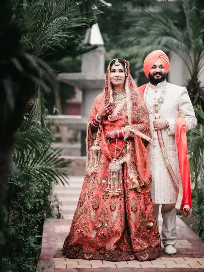 Another beautiful portrait of the Sikh couple in their wedding attire.