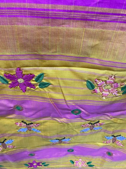 The combination of flowers and butterflies in the Kamal Kadai embroidery creates a lively, garden-like feel on the border of this pure silk saree.