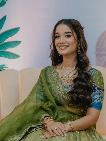 Just look at that happy smile! This is the perfect example of a modern, fresh mehendi look that is both stylish and comfortable.