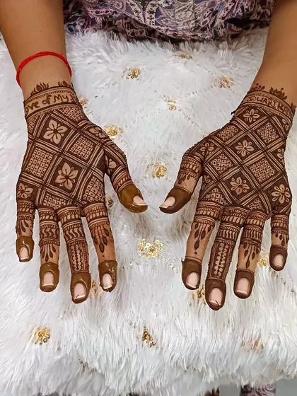 A classic jaal (net) pattern on the back of the hands, perfect for a sophisticated and elegant festive look. The design is detailed yet feels light and beautiful.