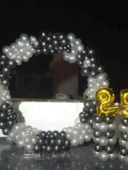 Another shot of the versatile black and silver 25th birthday balloon ring, suitable for any outdoor space.