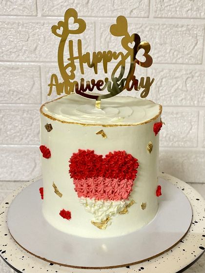 A full view of the pretty and aesthetic anniversary cake.