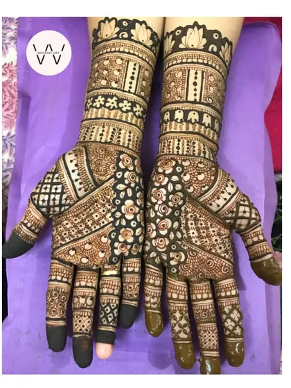 A full and detailed design for a bridesmaid, showing that the bride's tribe can also have intricate henna.