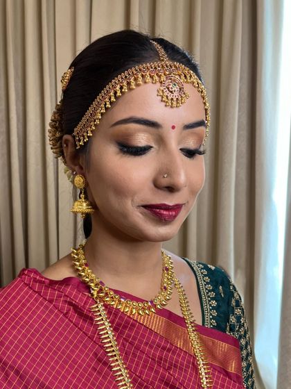 Manasa looking serene and beautiful. Her classic makeup look is perfect for the solemnity and joy of the muhurtham ceremony.