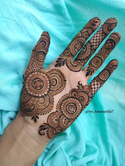 Another shot of this beautiful mandala design I did for myself. The details are so intricate and I love the way it fills the hand.