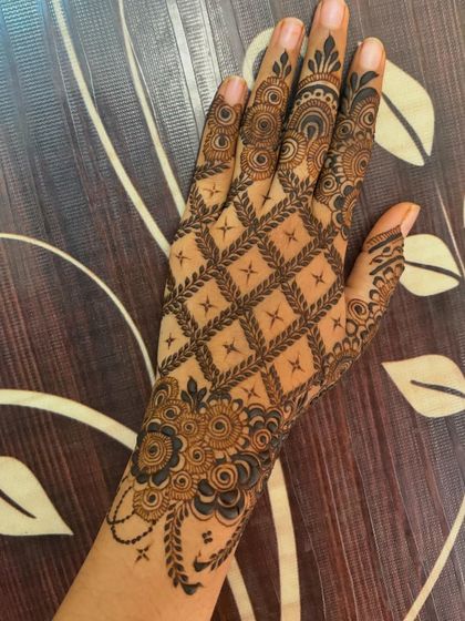 This design shows how well my henna works for modern, geometric patterns. The clean lines of this lattice design are created with a steady hand and a perfectly consistent paste.