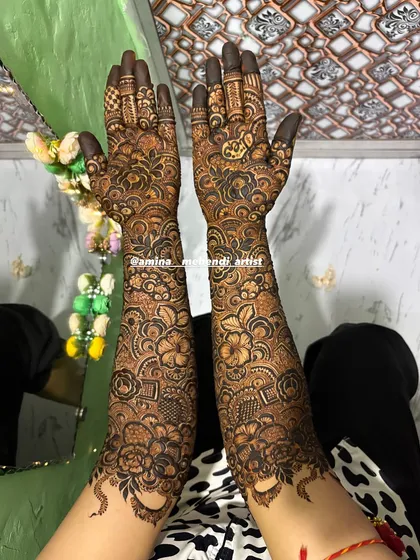 This design features a beautiful mix of florals and geometric patterns, with a lovely border design at the top of the arms.