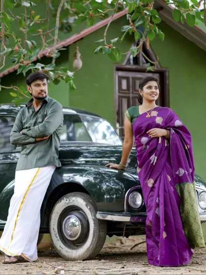 A vintage-themed shot with a classic car. The couple's traditional attire, paired with the retro car, creates a unique and stylish pre-wedding photo.