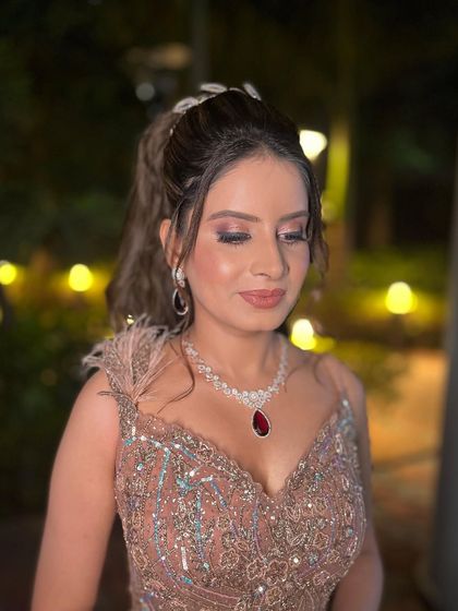 The soft smokey eye and perfectly defined brows frame her face beautifully. This look is all about creating a polished and elegant effect that feels timeless.