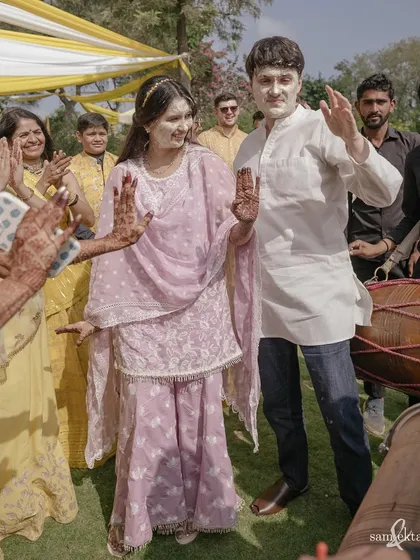 A turmeric-plastered Pearl and James shake a leg to the dhol beats after their haldi. Their joyful, uninhibited dancing shows their wonderful spirit and kindness.