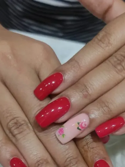 A beautiful combination of bold color and delicate art. This set features glossy red nails paired with a soft pink accent nail adorned with hand-painted pink roses.