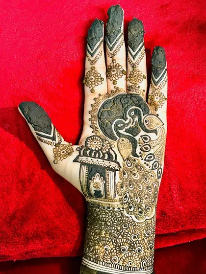 A bold and beautiful design featuring two peacocks in a loving pose. The dark, filled-in areas create a powerful contrast, making the design truly stand out.