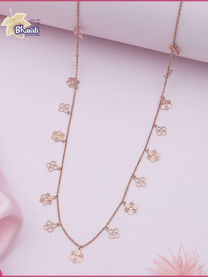 Minimal in design, rich in elegance. This lightweight rose gold charm necklace features delicate, openwork floral charms, perfect for adding a touch of subtle sophistication to your everyday look.