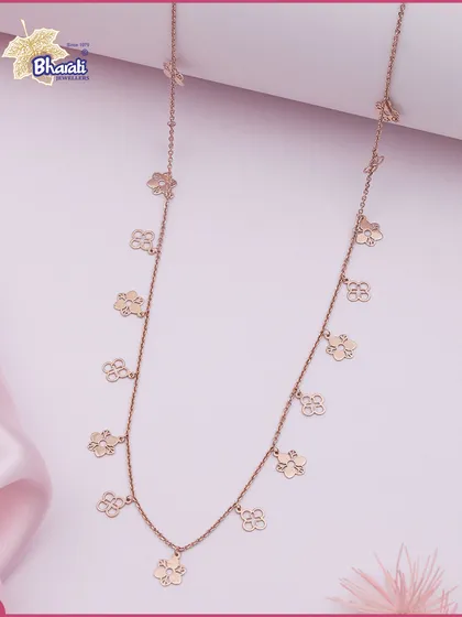 Minimal in design, rich in elegance. This lightweight rose gold charm necklace features delicate, openwork floral charms, perfect for adding a touch of subtle sophistication to your everyday look.