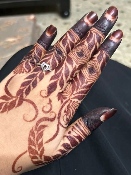 The final stain of a simple yet stylish Arabic leaf design. Even minimalist patterns can have a powerful color payoff.