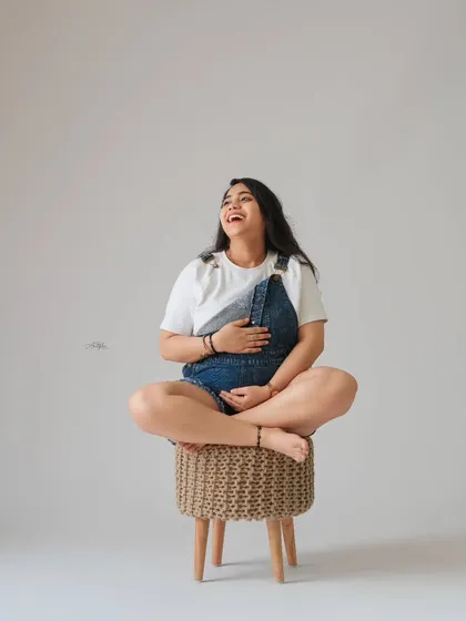 A moment of pure joy! This candid shot captures the mother-to-be's happy laughter, making for a genuine and heartwarming memory.