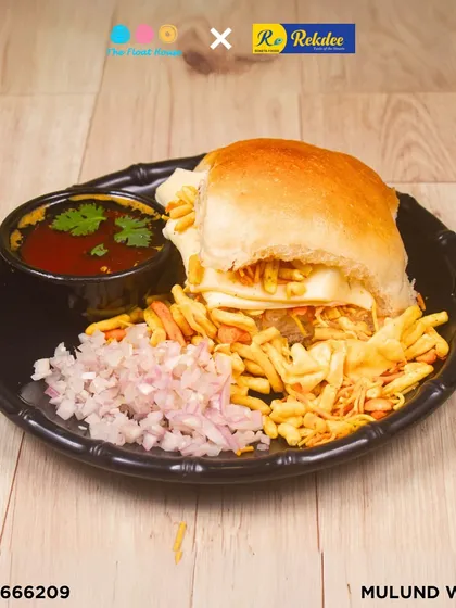 Craving hygienic street food? Enjoy this delicious Kutchi Dabeli from our cafe partner Rekdee in our comfortable and clean environment.