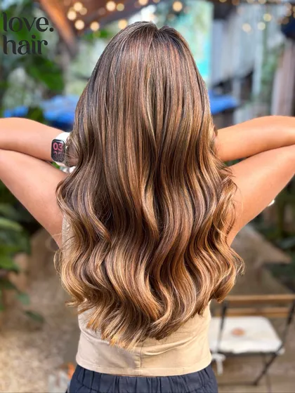 The same bronde balayage in outdoor lighting. The highlights pop more, showing off the brighter, sun-kissed tones. This was achieved without bleach.