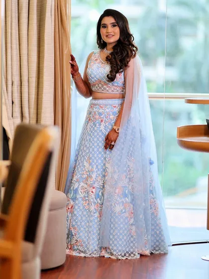 A Sangeet look with side-swept Hollywood waves, a classic choice for an evening of glamour.