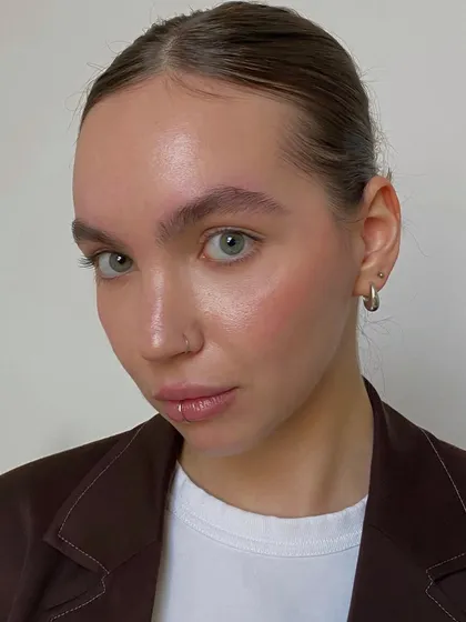 A brow correction with thinning by Polina, complemented by a light makeup application from me. This shows how we collaborate to create a complete and harmonious look.
