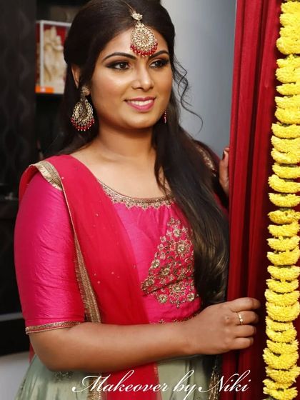 Namratha wanted a minimal and natural look for her Mehendi. We created this beautiful look with a focus on bold eyes and a matching pink lip to go with her elegant outfit.