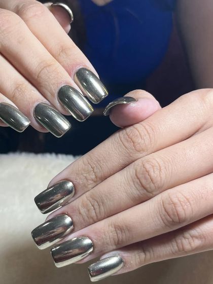 Bold silver metallic chrome on square-shaped nails. This look is futuristic, edgy, and guaranteed to make a statement.