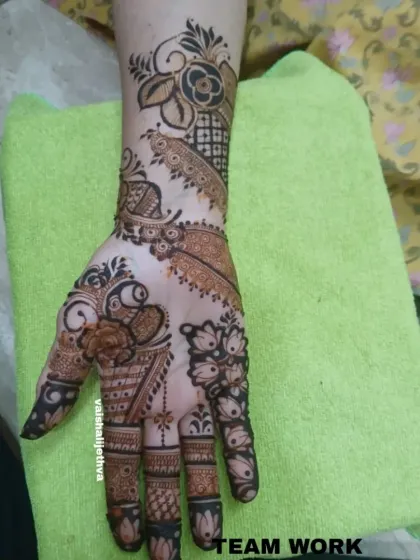 An elegant Arabic-style design created by my team. The floral vine pattern flows beautifully across the hand, making it a great choice for guests.