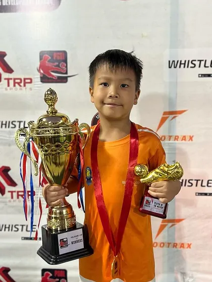 A duplicate image of a U7 player with his top player award.