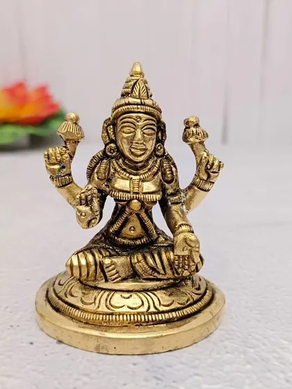Brass se bani yeh Lakshmi ji ki murti hai. Ise aap apne ghar ya dukan mein sthapit karke unka aashirwad prapt kar sakte hain.