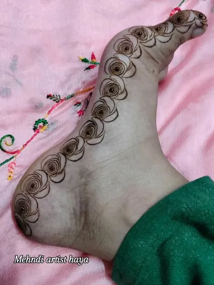 A simple yet elegant design featuring a chain of roses along the side of the foot.