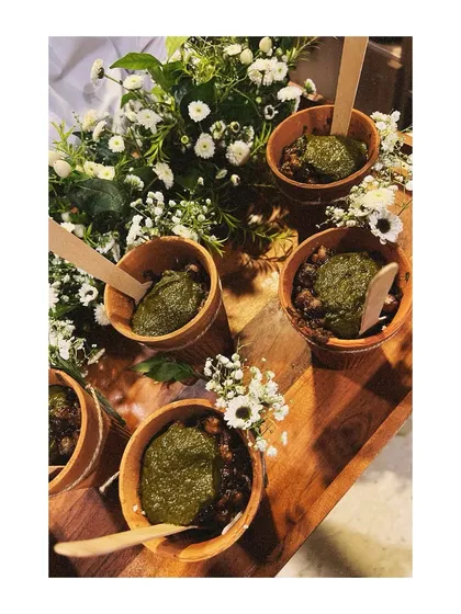 A unique take on Indian street food, these mini Palak Patta Chaat cups are a burst of flavour. Crispy spinach leaves are topped with chickpeas and chutneys, served in eco-friendly cups.
