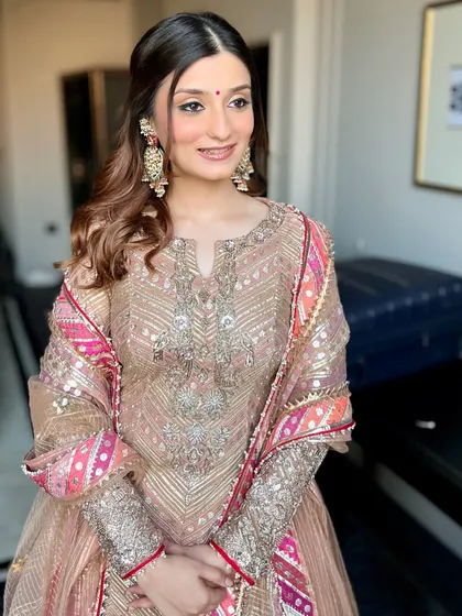Another angle of this elegant guest makeup. The look is timeless and sophisticated, proving that you don't need heavy makeup to make a statement.