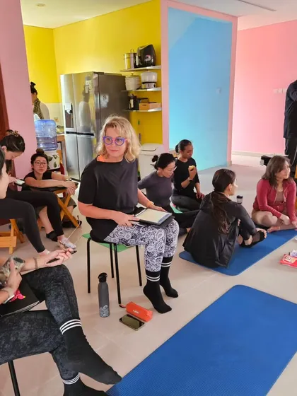 Everyone getting into action during a theory session at a workshop. The learning process involves both physical practice and in-depth study.