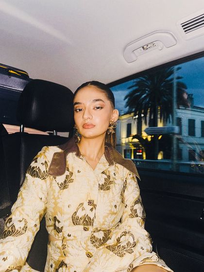 A candid shot of Anushka en route to the event, looking effortlessly chic.