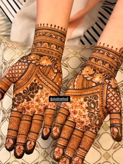 A beautiful floral and geometric pattern for Rakhi. This design is perfect for sisters who want something intricate and full, but not as heavy as bridal mehndi.