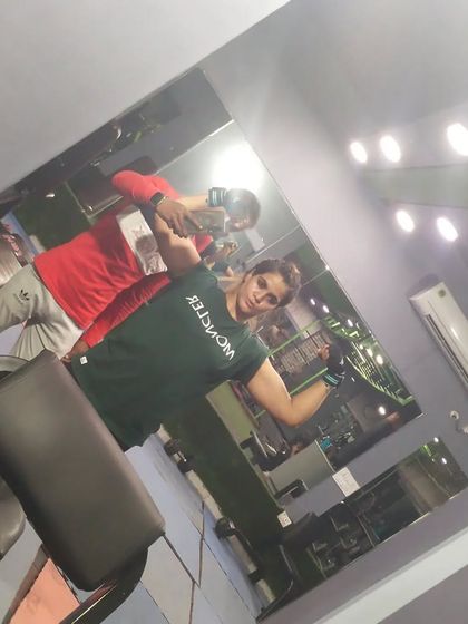 Celebrating a client's strength. Her dedication to lifting and building muscle is inspiring, and I'm proud to be part of her journey.