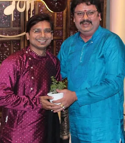 A moment of appreciation as I welcome a guest artist to our monthly baithak. We believe in fostering a warm and respectful environment for all musicians.