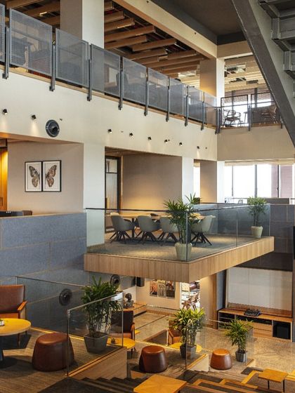 The open-plan layout at Primarc features floating meeting rooms and breakout zones that overlook the central atrium. This design maintains a sense of openness and continuity, allowing energy and light to flow freely throughout the office.