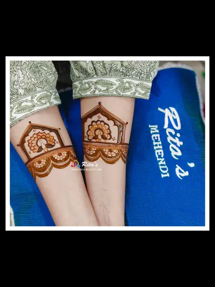 A simple and elegant startup band design on the arms, featuring peacock and jharokha elements. This can be worn as is for a minimal look.