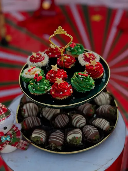 Holiday sweetness served in style. Our Christmas-themed cupcakes and chocolate-covered strawberries look stunning on this two-tiered server, perfect for any party.