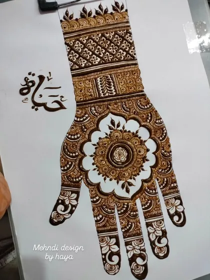 A final look at this classic mandala design, a foundational style for any serious henna artist.