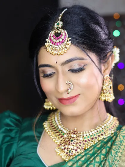 A close-up of the Kempu and Kundan choker set against a rich green saree. This is a perfect look for celebrating festivals like Varamahalakshmi or Gowri Ganesha.